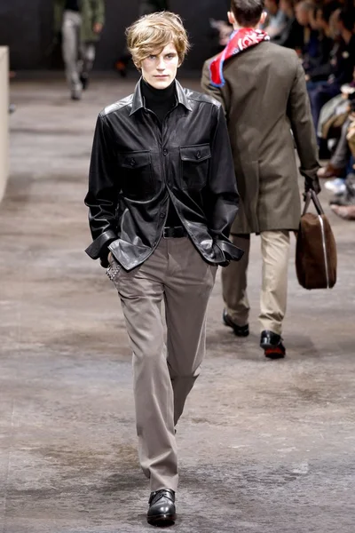 Look 16